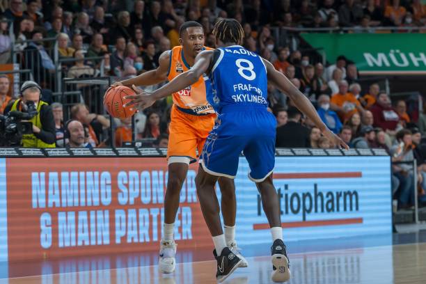 并展现足球 并展现足球