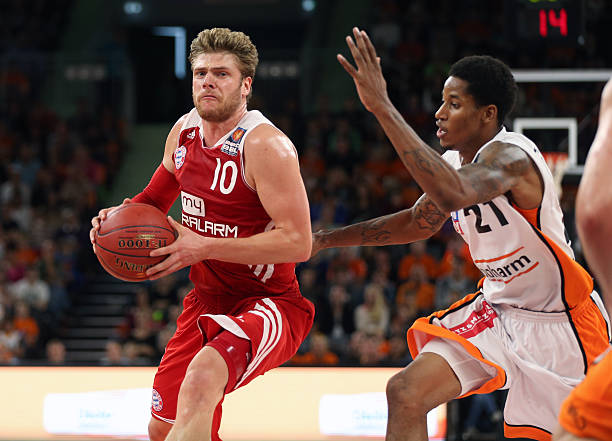 并展现足球 并展现足球